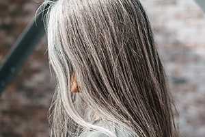 Как вернуть седой цвет волос, если ваши волосы окрашены