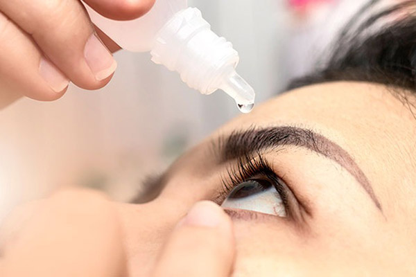  При химическом раздражении глаз необходимо использовать специальные капли, которые помогут уменьшить воспаление и снять дискомфорт. В зависимости от тяжести симптомов, могут быть назначены следующие капли:   Капли с антигистаминным действием, такие как Опатанол, Аломид, Визин Аллерджи. Они уменьшают отек и зуд глаз.  Капли с противовоспалительным действием, такие как Дексаметазон, Максидекс. Они уменьшают воспаление и покраснение глаз.  Капли с антибактериальным действием, такие как Левомицетин, Офтальмодекс. Они помогают предотвратить инфекцию глаз.  В любом случае, перед использованием капель необходимо проконсультироваться с врачом-офтальмологом.     Почему от краски для волос выделяются слёзы из глаз От краски для волос могут выделяться слезы из глаз из-за того, что пары аммиака, содержащиеся в краске, раздражают слизистую оболочку глаз. Это может привести к временному раздражению глаз, которое проходит через несколько минут после окончания процедуры окрашивания. Однако, если слезотечение не прекращается в течение длительного времени или сопровождается другими симптомами, такими как покраснение глаз или зуд, необходимо обратиться к врачу.    AD • 0+ Find out more  Yandex Games Butterfly Kyodai Play for free  КРАПИВА КАК СРЕДСТВО ОТ ВЫПАДЕНИЯ ВОЛОС Чем опасно попадание краски для волос в глаза/  AD • 16+  anna-maria-coach.ru «Невероятная сила эфирных масел» бесплатная pdf-книга Применяйте эфирные масла для преодоления стресса, улучшения памяти, иммунитета. Узнать больше СТРИГУЩИЙ ЛИШАЙ НА ГОЛОВЕ - ЛЕЧЕНИЕ Чем опасно попадание краски для волос в глаза/ ШАМПУНЬ REGENEPURE С КЕТОКОНАЗОЛОМ ПРОТИВ ВЫПАДЕНИЯ ВОЛОС Чем опасно попадание краски для волос в глаза/