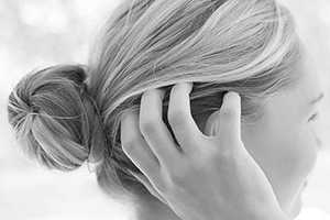 Чрезмерное выпадение волос у 20-летних женщин: причины и лечение/